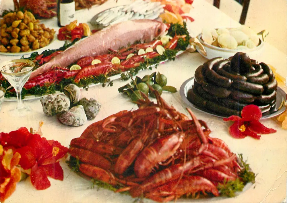 Gastronomie antillaise — table de fête avec poisson, crevettes et saucisses — éditeur ANTIQUES TOURISTIQUES - Frente