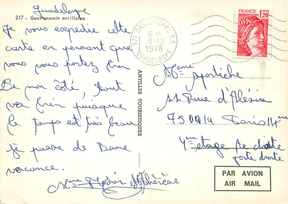 Gastronomie antillaise — table de fête avec poisson, crevettes et saucisses — éditeur ANTIQUES TOURISTIQUES - Verso