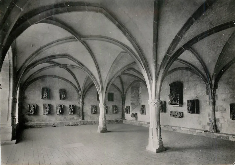 Charroux (Vienne) — Ancienne Abbaye, Salle Capitulaire (XVe s.) — Service Commercial Monuments Historiques, Paris - Recto