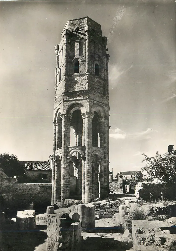 Charroux (Vienne) — Alte Abtei, Turm der Kreuzung des Querbaus (11. Jahrhundert) — Service Commercial Monuments Historiques, Grand Palais, Paris - Vorderseite