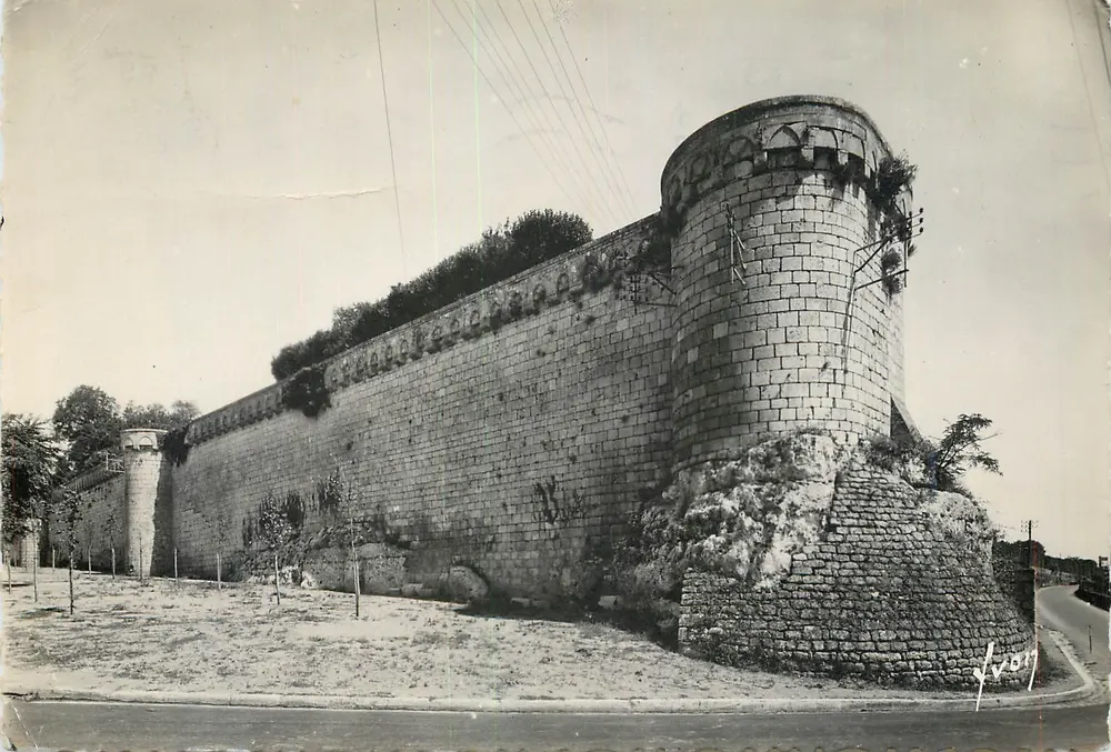 Torre do Pássaro, antigos muros — Poitiers — Edições de Arte YVON, n° 27 - Frente