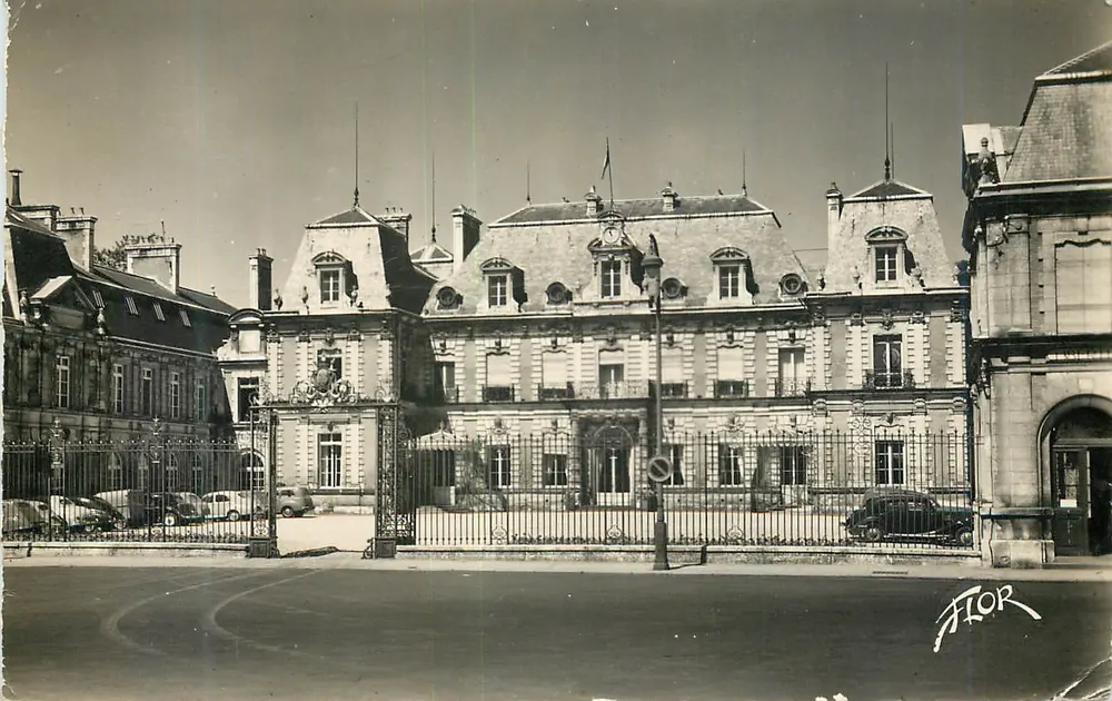 A Prefeitura de Poitiers — Vienne — Edições Artísticas FLOR n°9697 - Frente