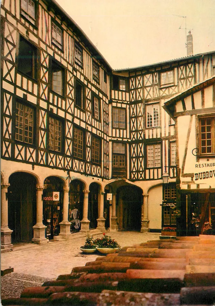 Der Innenhof des Tempels — Limoges — (MT) Editions CAP-THEQJAC - Vorderseite