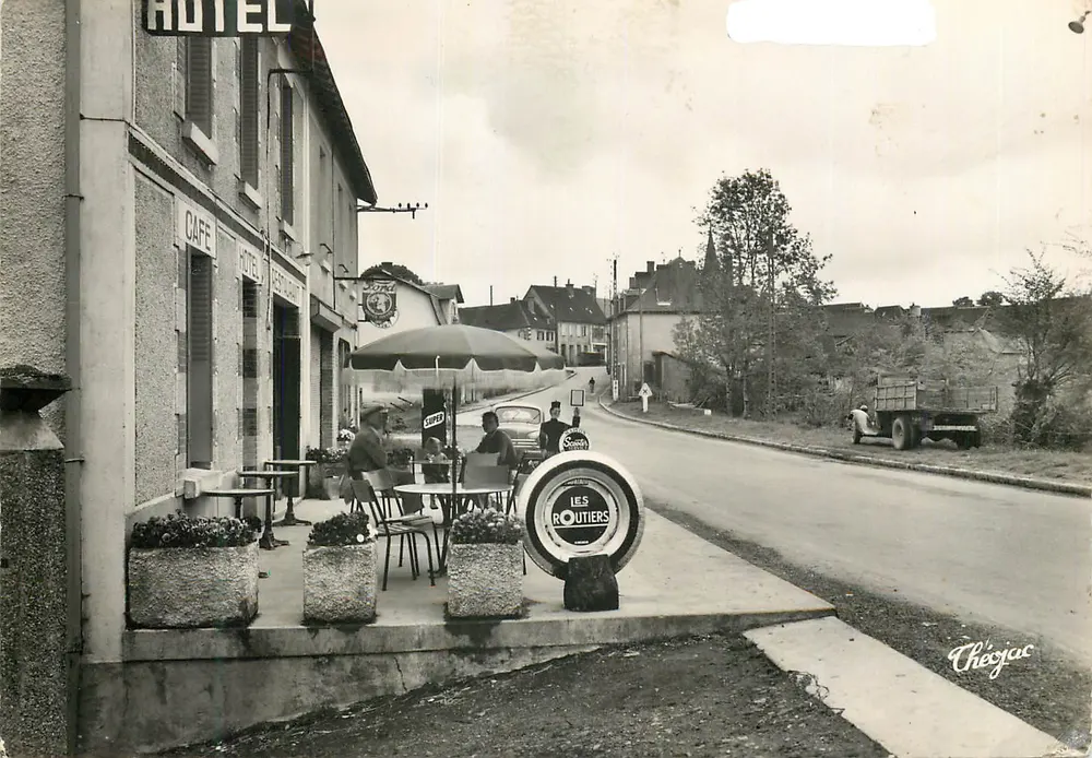 Hotelrestaurant in Magnac-Bourg — Szenerie der Straße mit Terrasse und LKW - Vorderseite