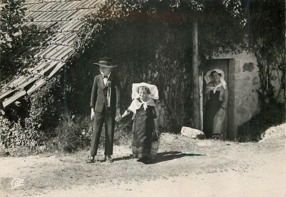 Crianças e mulher diante de uma casa — Bort-les-Orgues — REAL-PHOTO C.A.P. n°6 - Frente