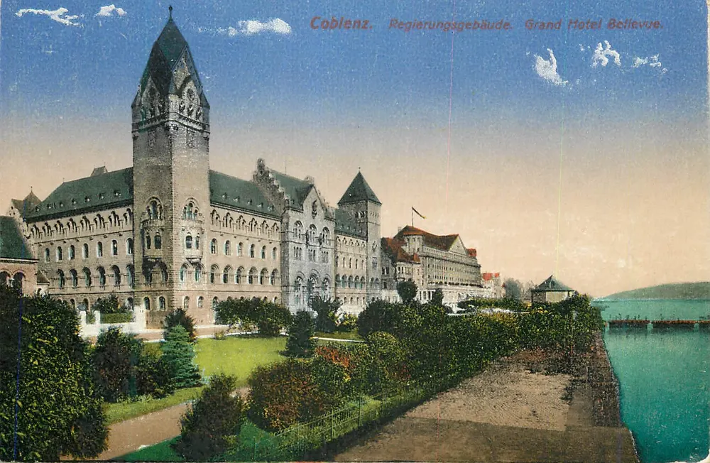 Koblenz. Regierungsgebouw. Grand Hotel Believze. - Voorkant