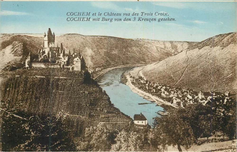 Cocchem et le Château vu des Trois Croix — vue panoramique du château sur la rive gauche de la Moselle, avec le village en contrebas. - Recto