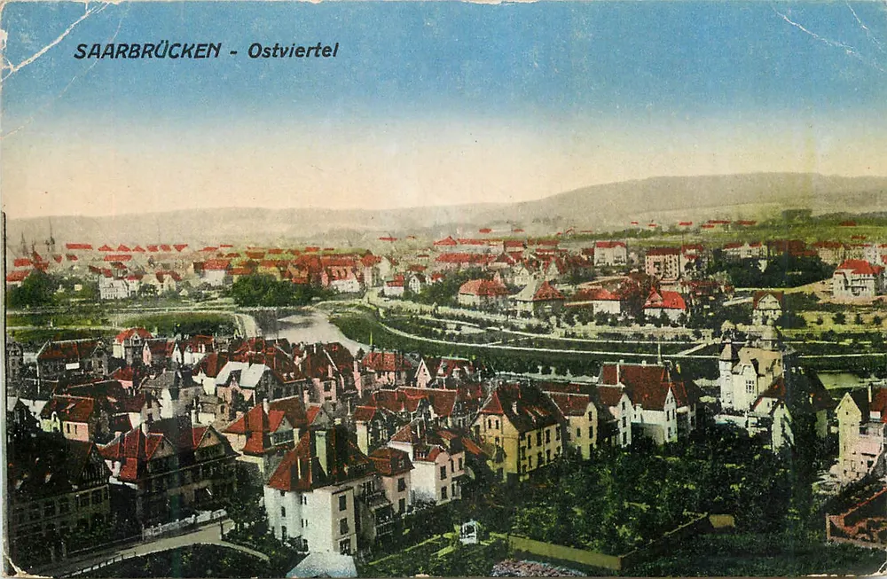 SAARBRÜCKEN - Ostviertel — vue aérienne du quartier avec toits rouges et rivière — éditeur Verlag Rillhausen, Saarbrücken - Frente