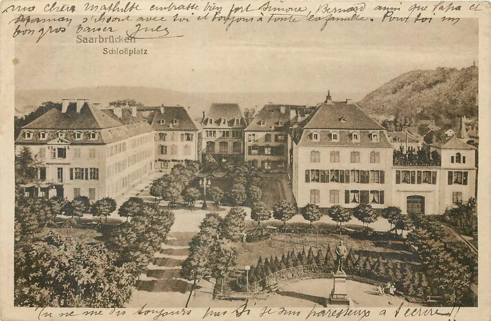 Schloßplatz in Saarbrücken — panoramisch uitzicht op gebouwen en tuin met beeld — uitgever niet geïdentificeerd - Voorkant