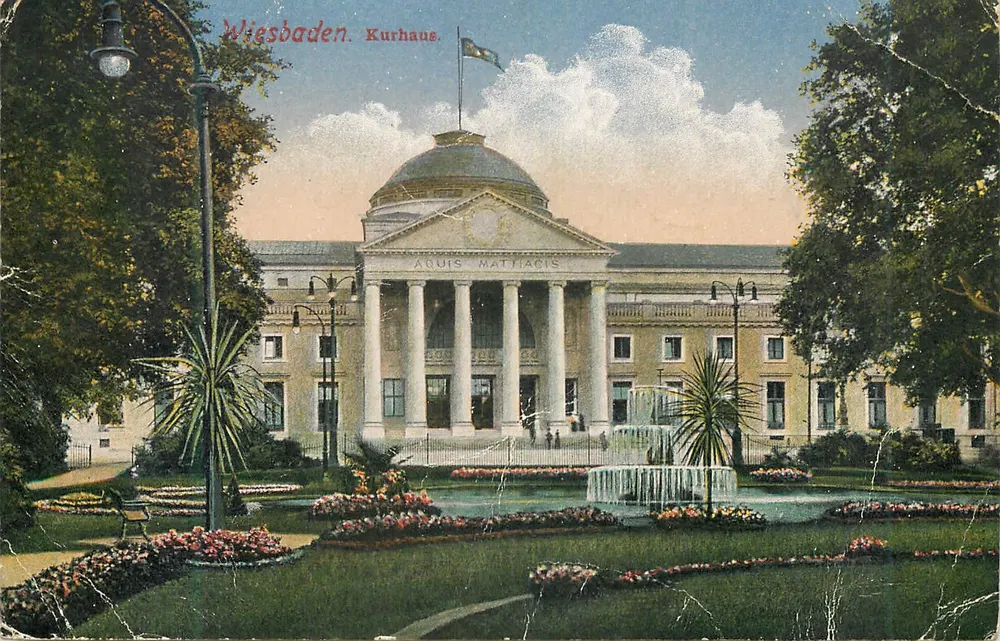 Wiesbaden. Kurhaus — vista do edifício com fonte — editor Donge Glaser, n° 589 - Frente