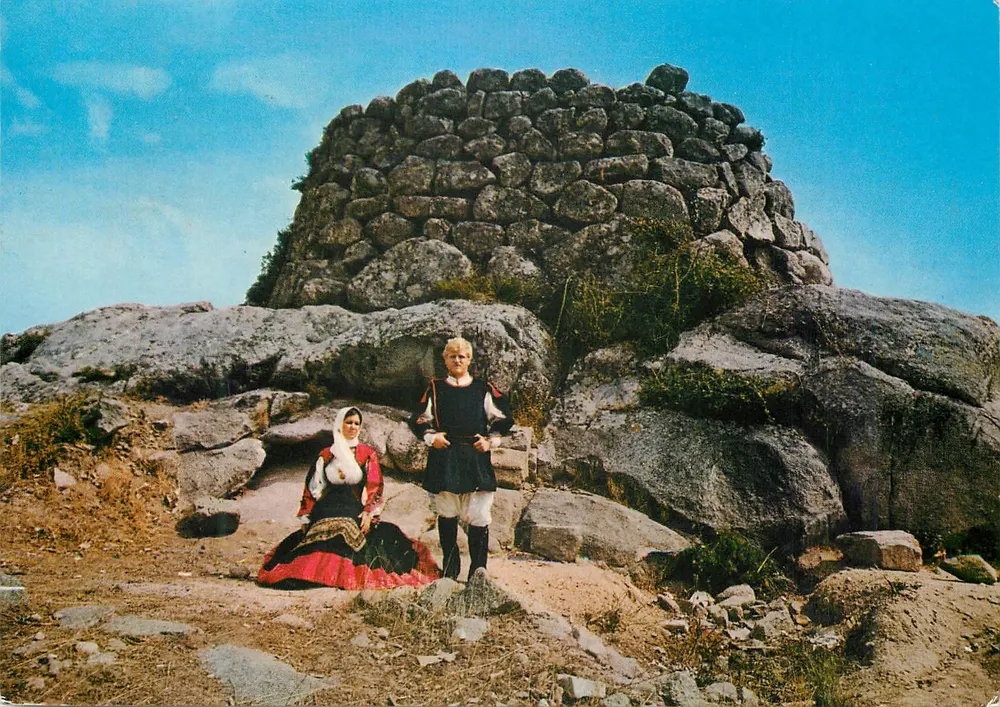 Kleidung und Nuraghe von Tanca Manna — Nuoro, Sardinien — fotometalgrafa bologna - Vorderseite