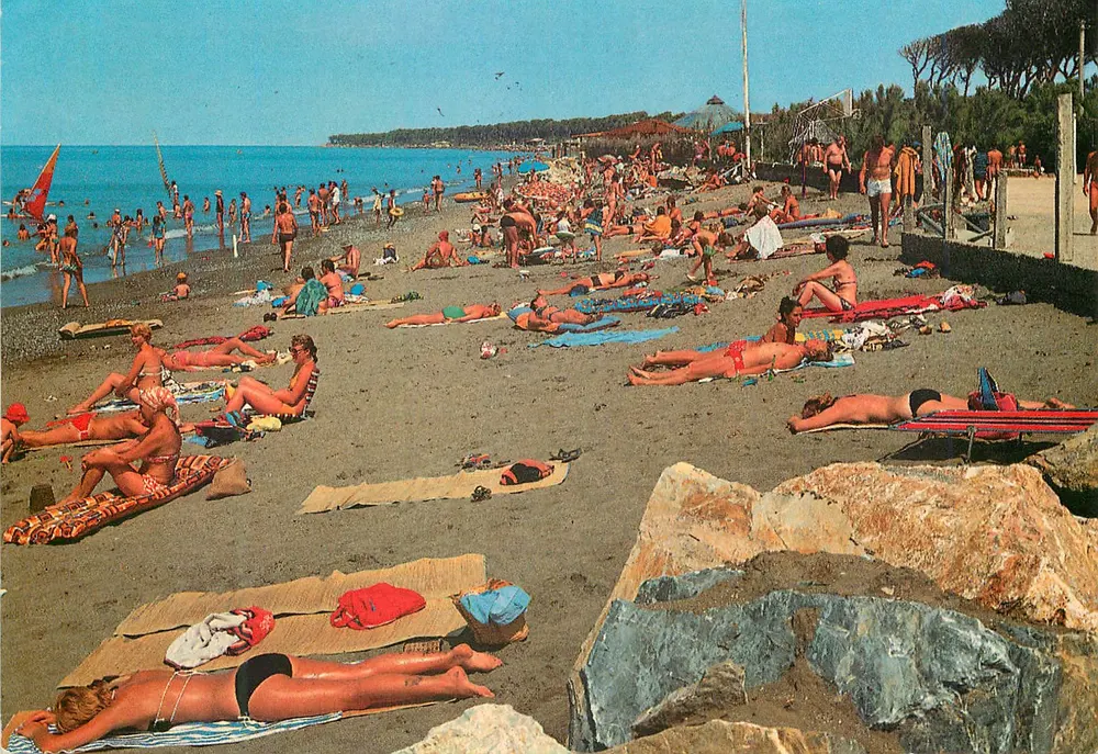 Lebendige Strandansicht in Cecina — Villaggio Francese di Cecina — Edition Tani Ada - Vorderseite