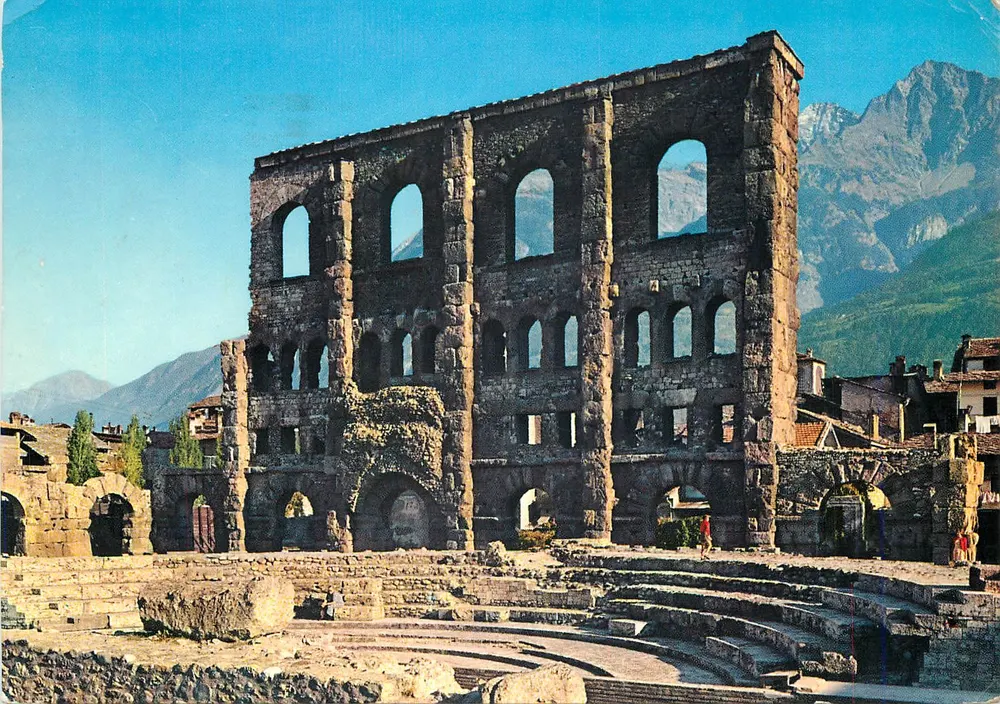 Römisches Theater von Aosta — im Hintergrund der M. Aemilius m. 3559 — Edition Escl. Capurso - Vorderseite