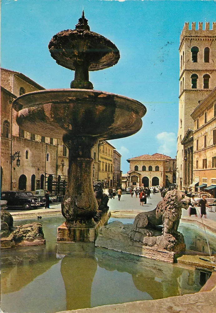 Assisi — Piazza del Comune — Ediz. D.A.C.A. - Assisi - Frente
