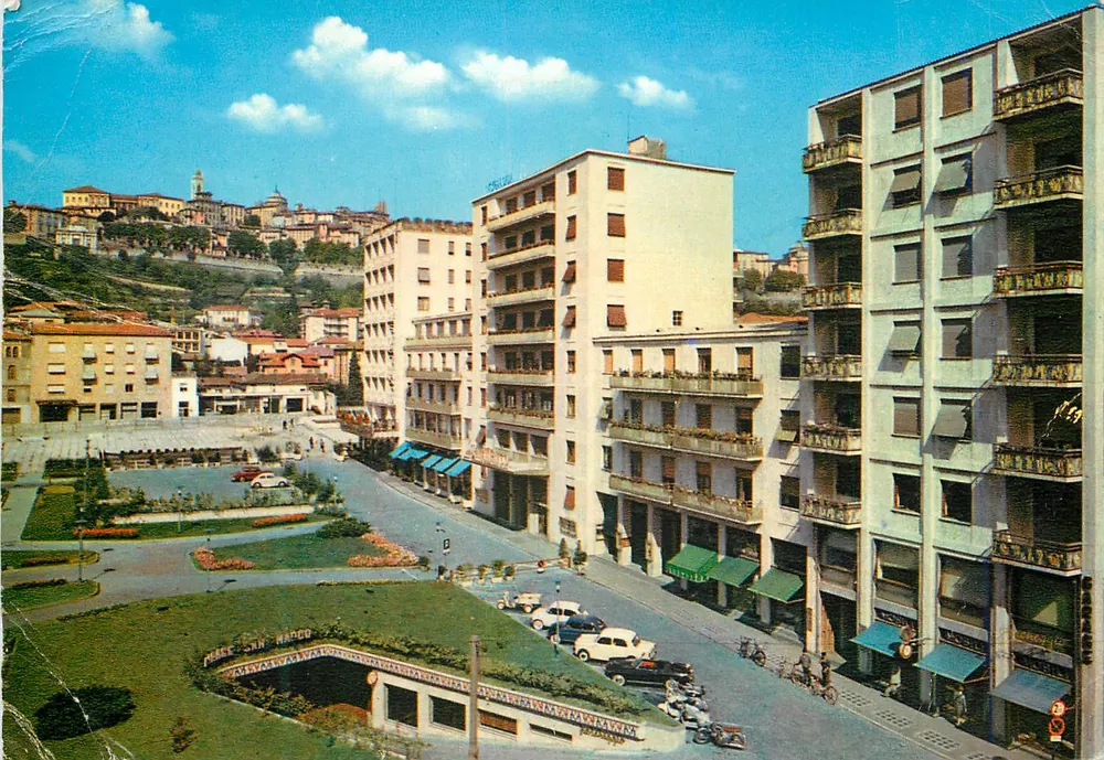 Place Saint-Marc — vue panoramique avec immeubles et jardin — éditeur CIP BERGAMO - Frente
