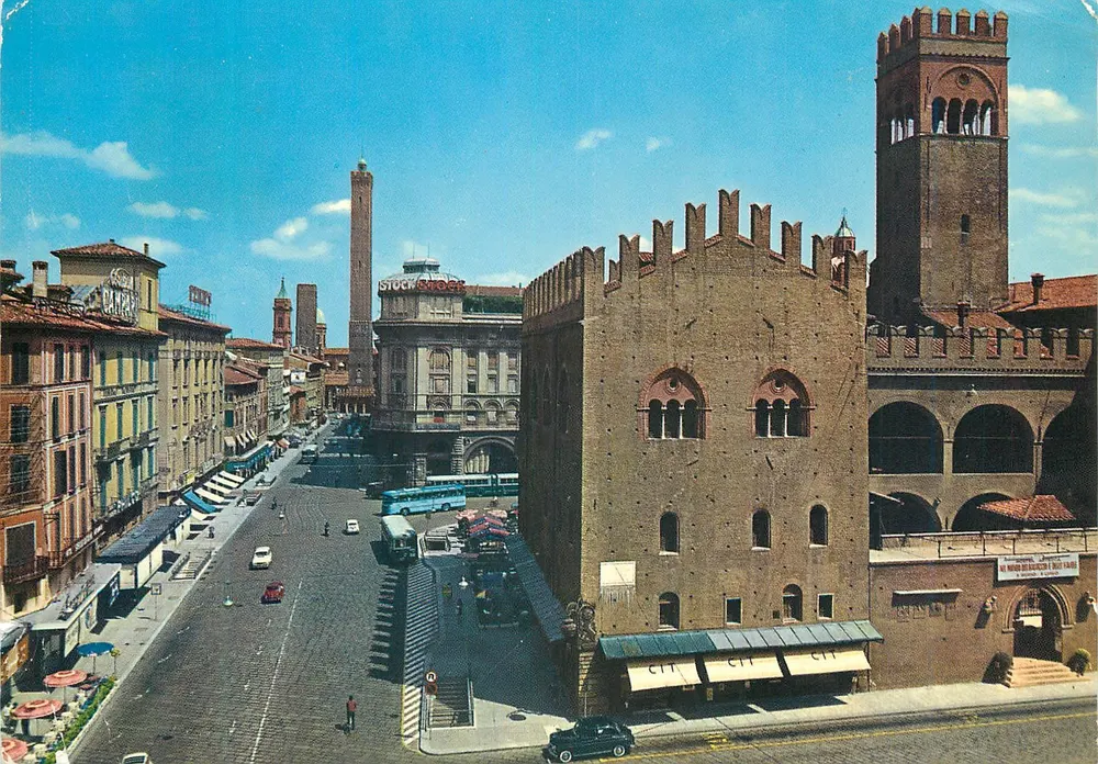 Piazza Maggiore — vue panoramique avec le Palazzo del Podestà et le Torre degli Asinelli — éditeur P. MARZARI S.R.L. SCHIO - Frente