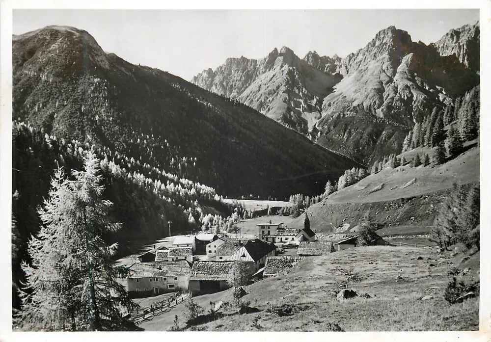 Scarl — vista do vilarejo com o grupo de montanhas Tavri e Pisoc — Foto Feuerstein Scuol-Taras - Frente