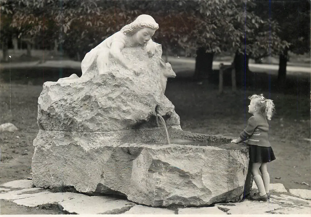 Heidi-Brunnen — escultura de Heidi pelo escultor H. Walt — Maïenfeld - Frente