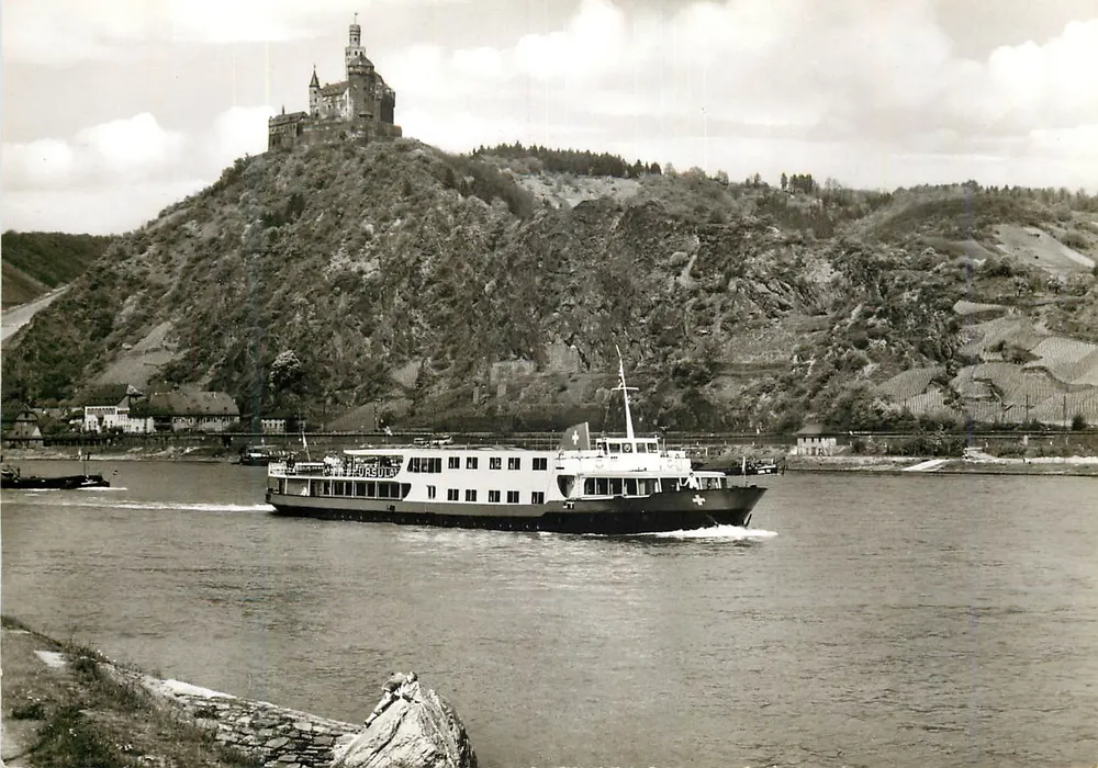 Castelo de Rheingrafenstein — vista do rio Reno com o navio Ms Ursula — ALPINA-RHEIN-LINIE, Basel - Frente