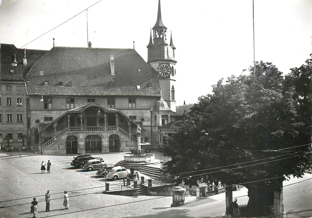 Fribourg — Das Rathaus und der Morat-Lindenbaum — Ausgabe 1243 - Vorderseite