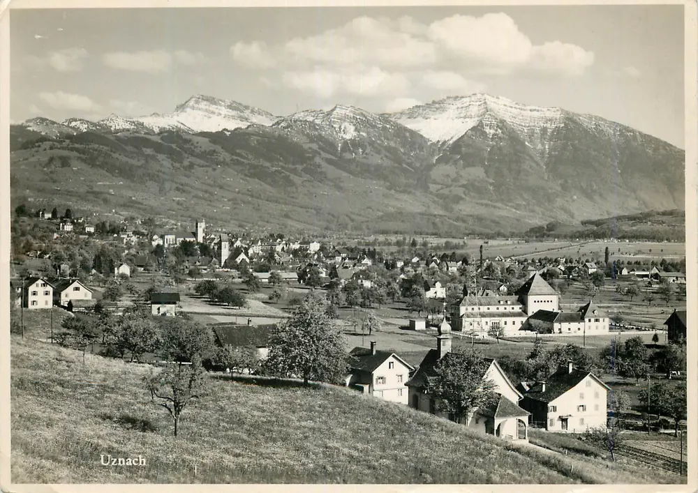 Uznach — vista panorâmica com montanhas nevadas — editor não visível - Frente