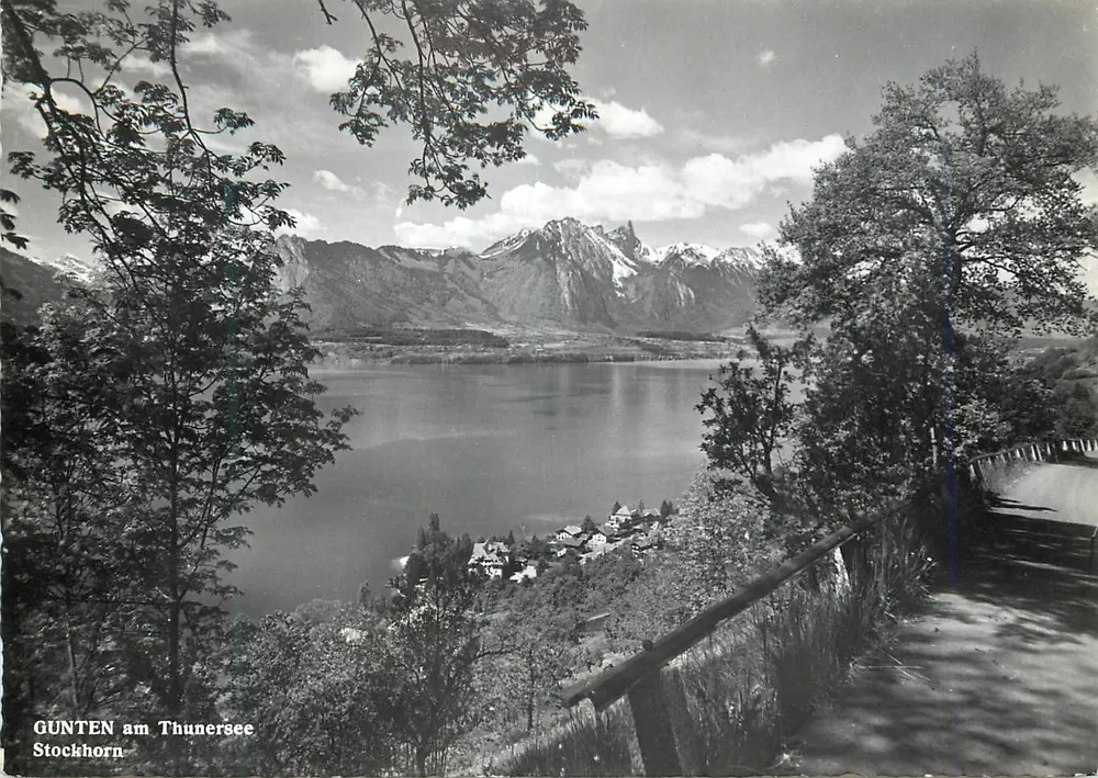 GUNTEN aan het Thunermeer — uitzicht op het meer en de bergen — Stockhorn, Oberhofen-Thunermeer - Voorkant