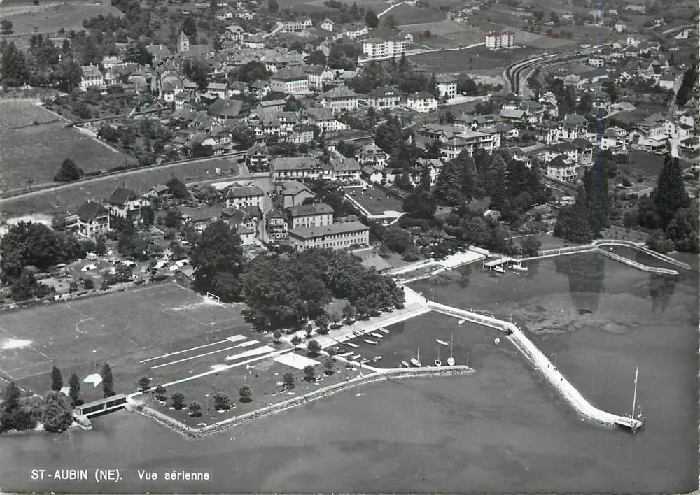 St-Aubin (NE) — Vista aérea — Photo-Édition A. Deriaz, Baulmes - Frente