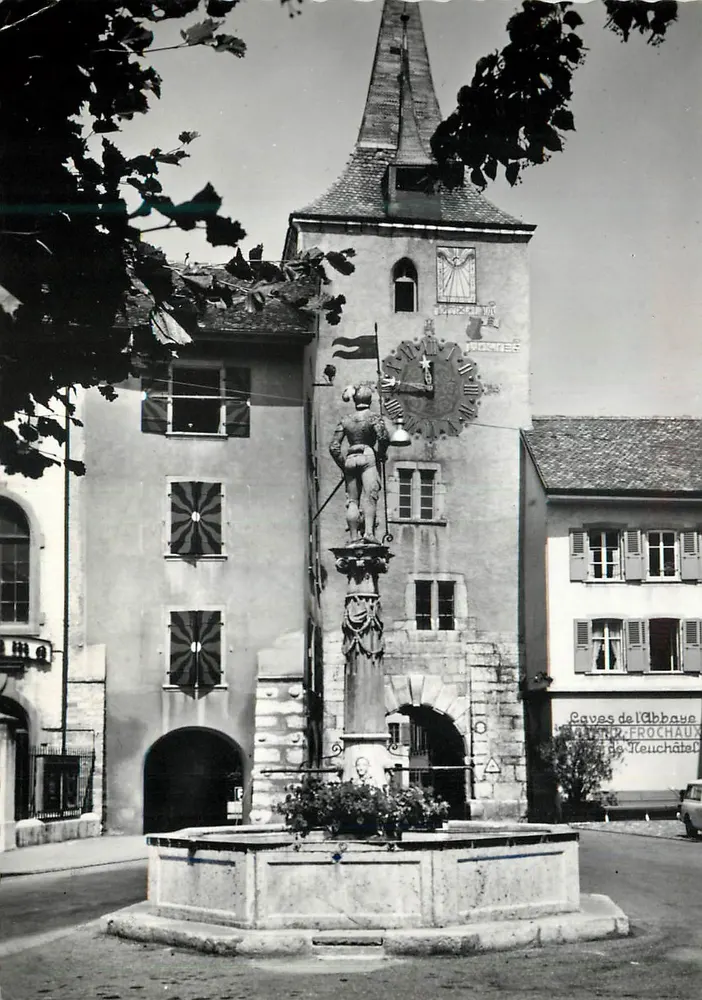 Le Landeron — Praça da Abadia com estátua e relógio — Éditions Airoffset S.A. n° 38-01355 - Frente