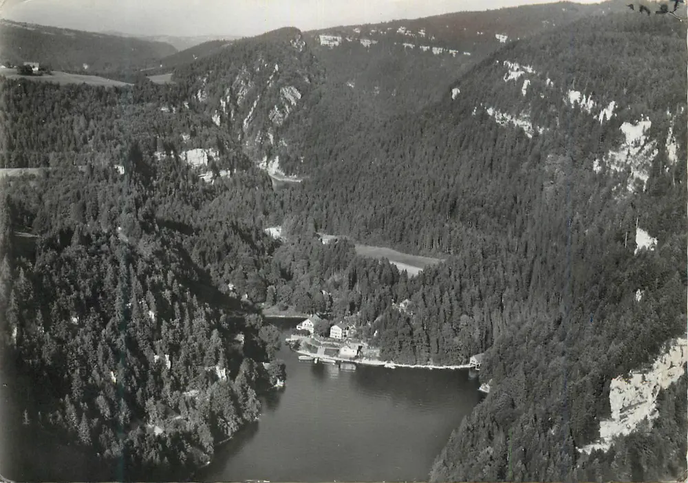 Bassins e Vale do Doubs — Hotel do Saut-du-Doubs e Alfândega Suíça. Vista aérea — Photo-Edition A. DERIAZ, BAULMES, n°12131 - Frente