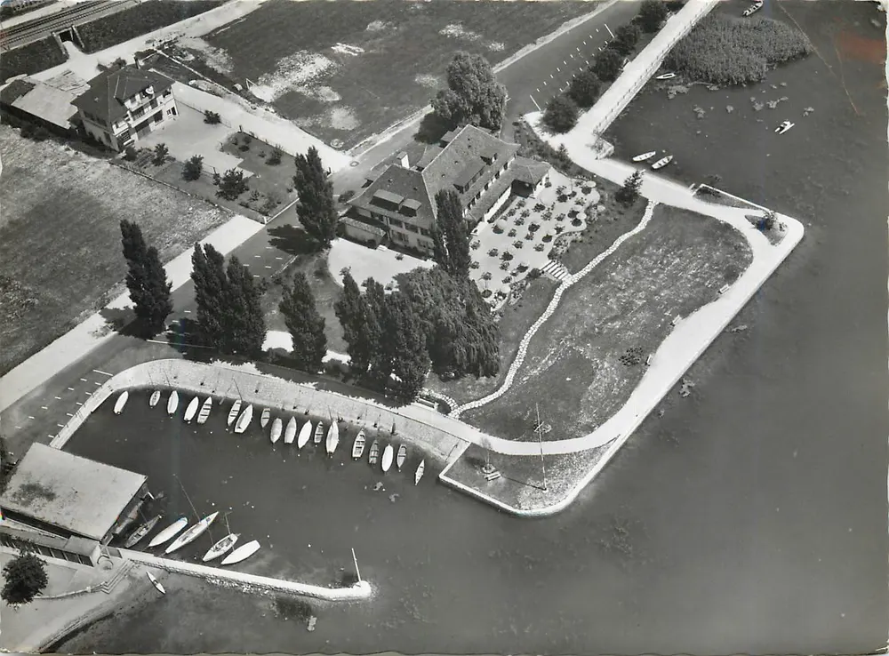 Vista aérea da Hostellerie J.J. Rousseau em La Neuveville — editor Hostellerie J.J. Rousseau, número de série Nr. 46 - Frente