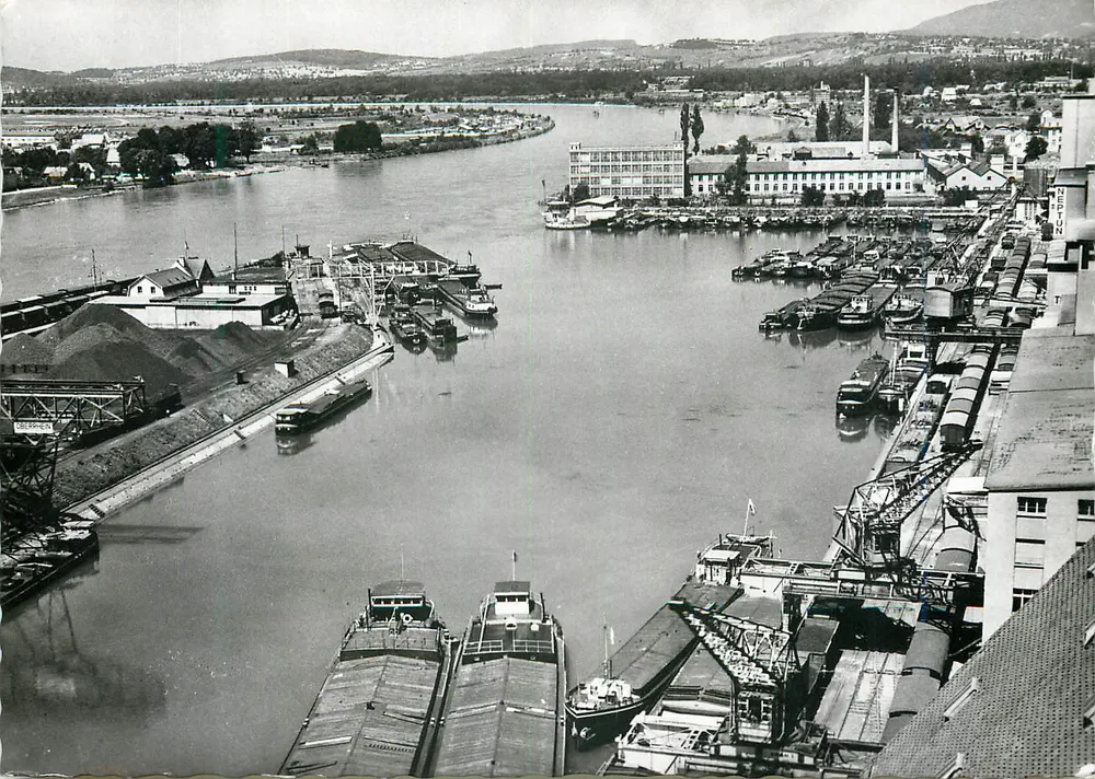Basel — Vista parcial do porto do rio Reno — série 620 - Frente