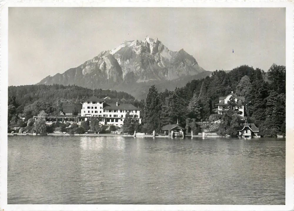 Hôtel St. Niklausen perto de Luzern — vista lacustre com montanha no fundo — Verlag Globetrotter GmbH, Luzern, n° 0579 - Frente