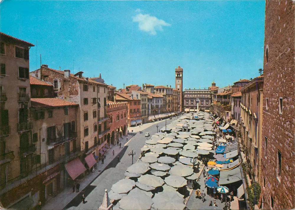 Verona - Piazza delle Erbe — mercado coberto de guarda-sóis — editor Cortella Tipografia - Frente