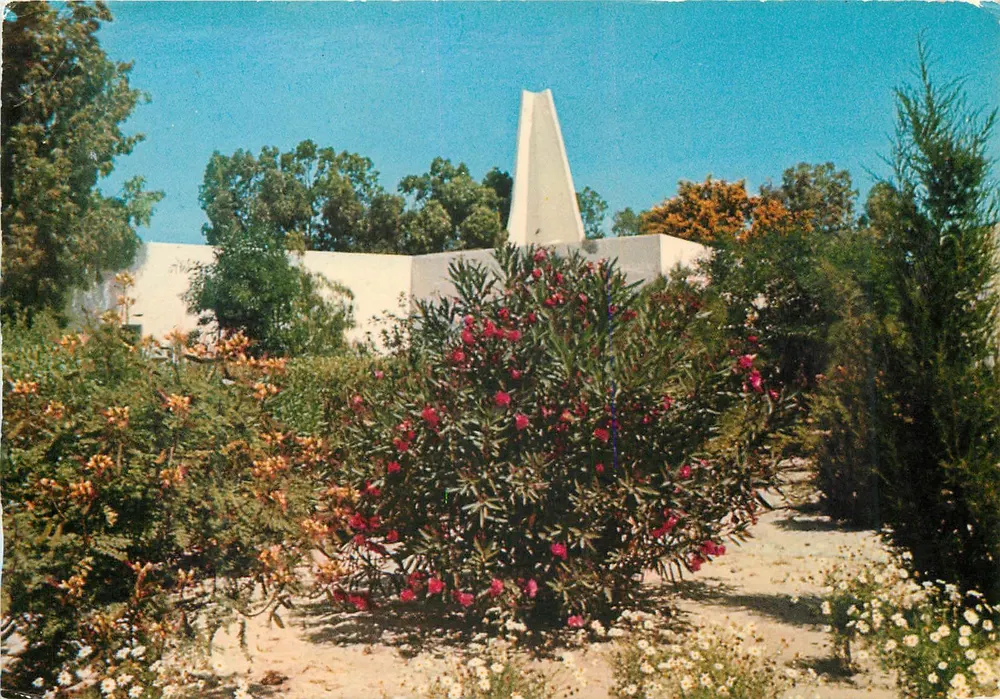 Monastir — Monument avec jardin — Résidence Club de Skanès - Recto