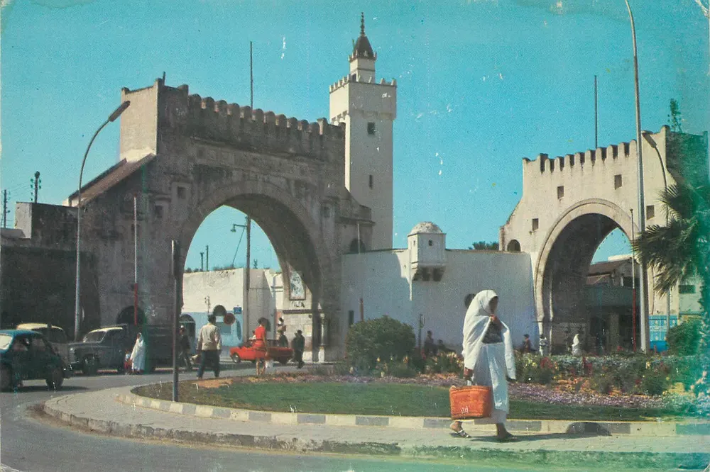 Tunis - Bab El Khadra — porte fortifiée avec tour et voie circulaire — Éditions TANIT - Frente