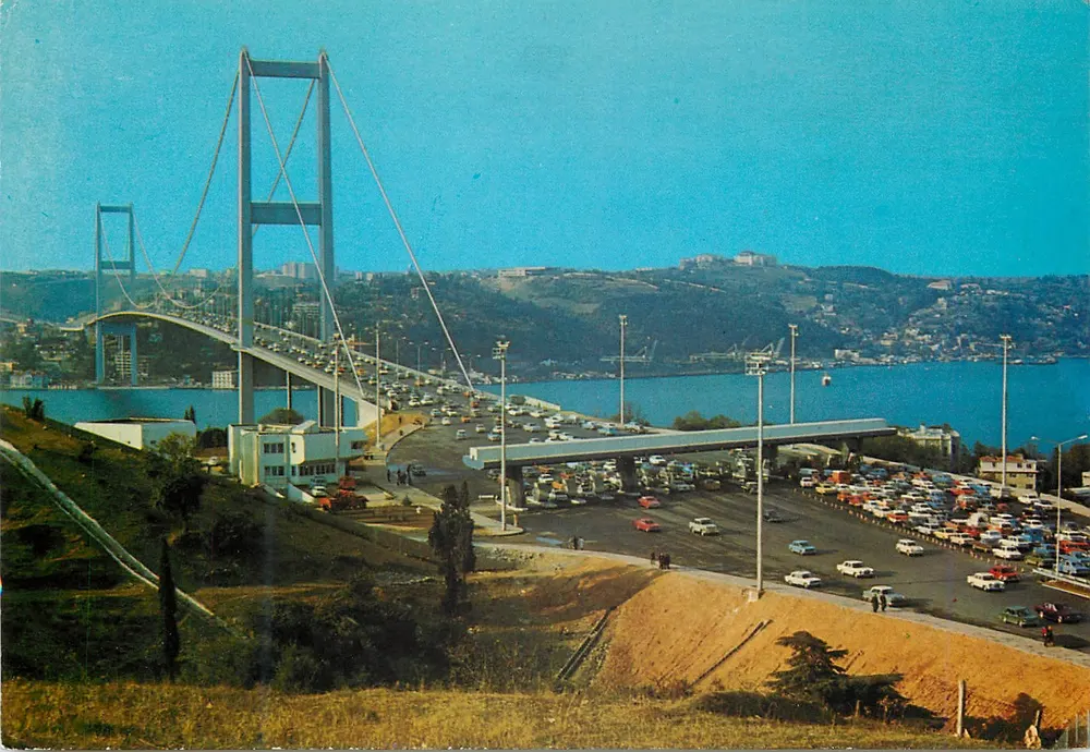Bosporus-Brücke — Aussicht von Beylerbeyi — Keskin Color - Vorderseite