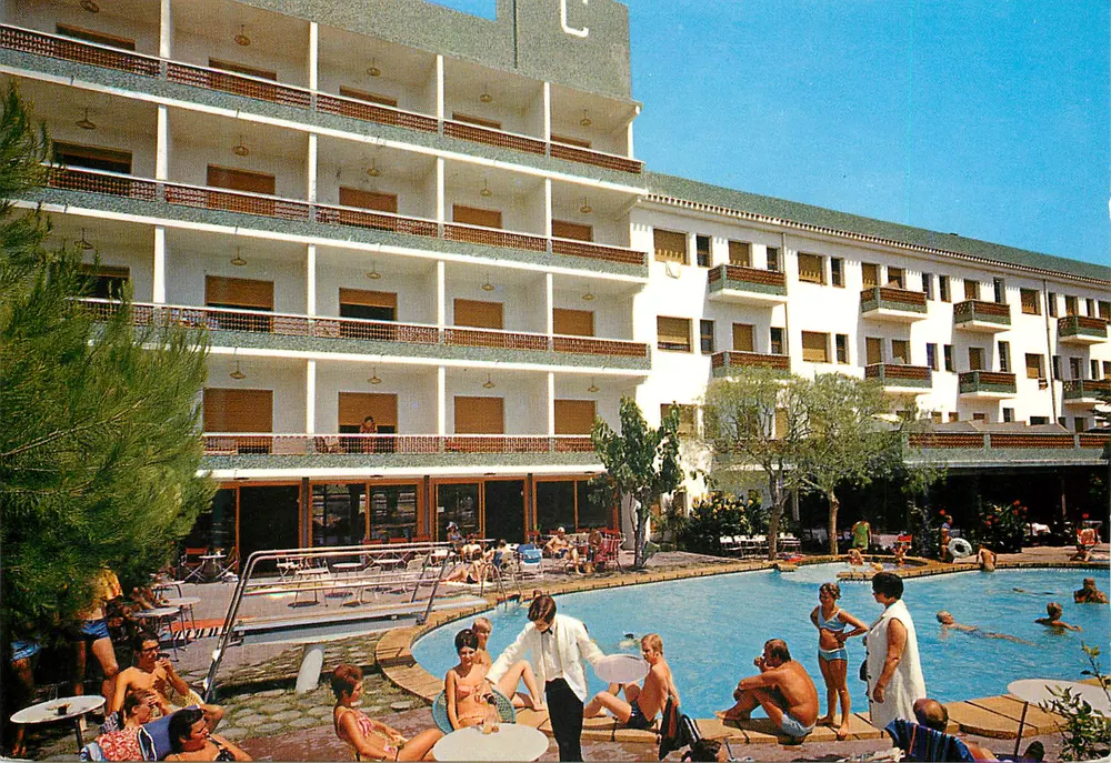 Hotel Canada — Pool und Garten — Calafell, Costa Dorada - Vorderseite