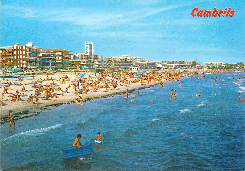 Cambrils — praia animada — foto colorida RAYMOND, S.A. Tarragona - Frente