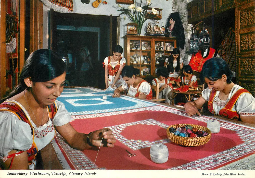 Atelier di ricamo, Tenerife — Canarie — Foto E. Ludwieg, John Hinde Studios - Recto