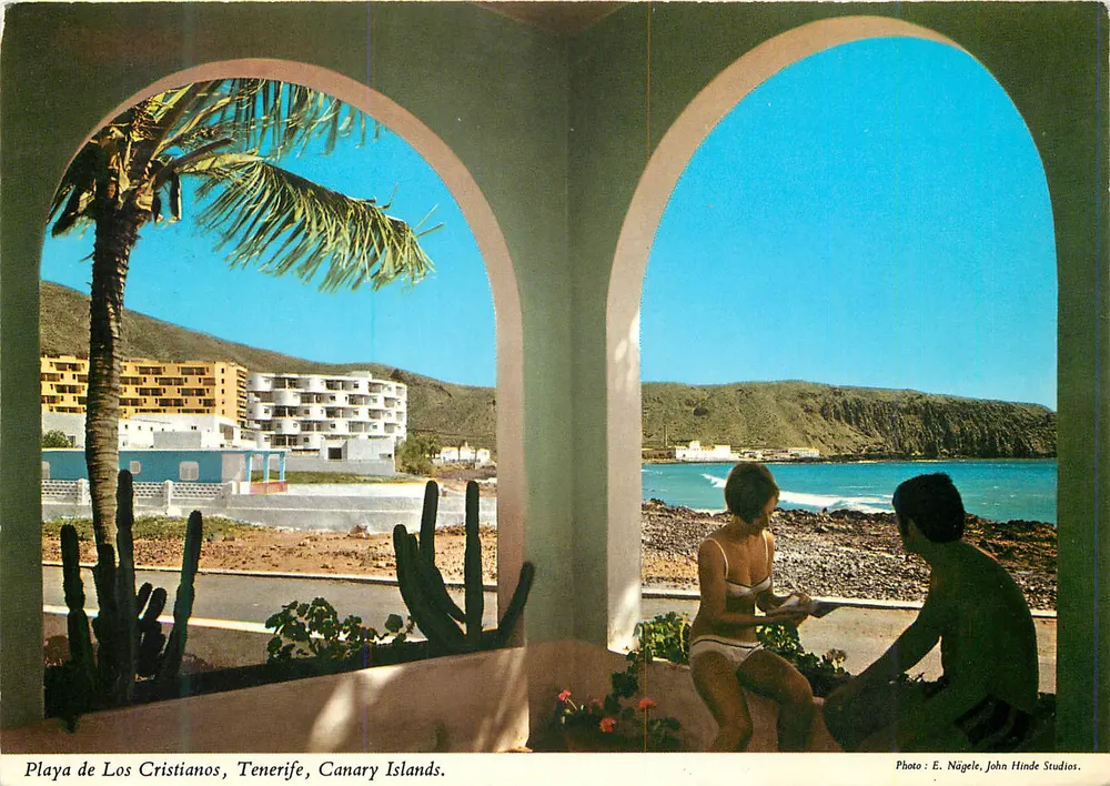 Playa de Los Cristianos, Tenerife — vista da praia e da costa — Foto: E. Nägele, John Hinde Studios - Frente