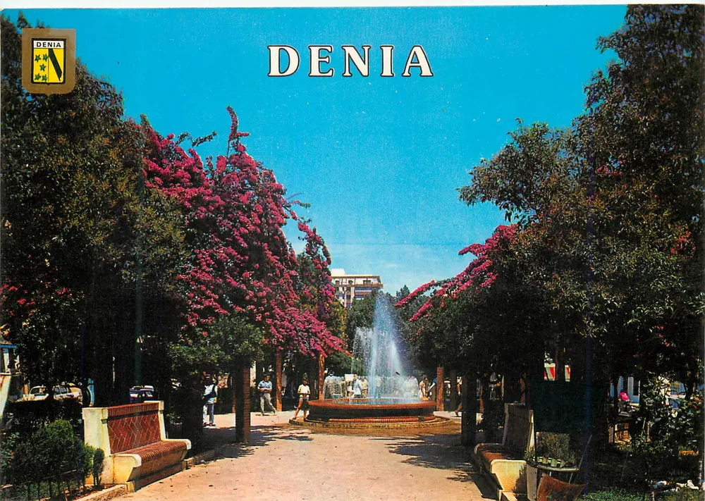 Denia — Piazza com fontana e alberi fioriti — subirats casamonas, s.a. - Frente
