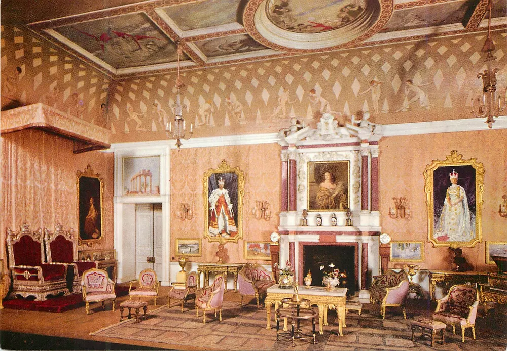 Zimmer der Puppen der Königin Mary — Schloss Windsor — Pitkin Pictorial Postcards DH6 - Vorderseite