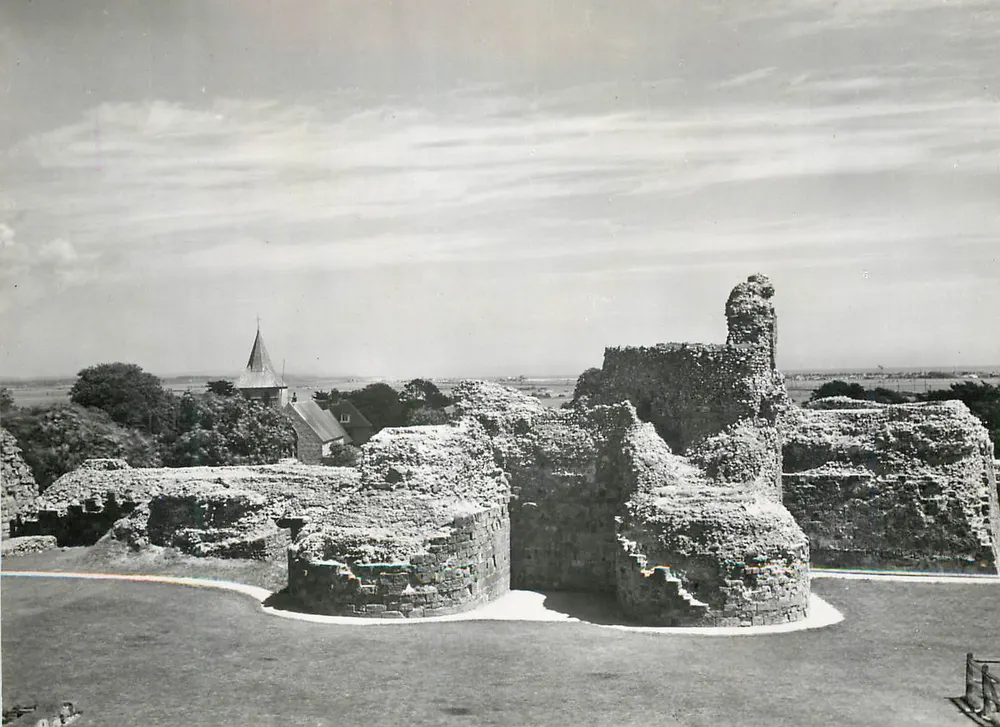 Pevensey Castle, Sussex — Blick auf den normannischen Bergfried von Westen — Verlag: Ministry of Public Building and Works, Nr. 7 - Vorderseite