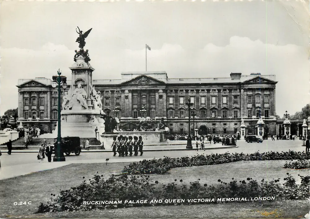 Buckingham Palace und Monument der Königin Victoria — London — G.24 C - Vorderseite