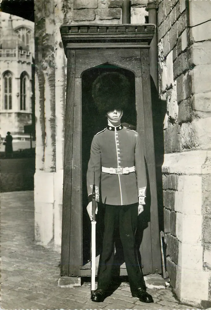 Wachter voor de deur van Koning Hendrik VIII — Windsor Castle — uitgever S. G. Murphy, n° 9929 - Voorkant