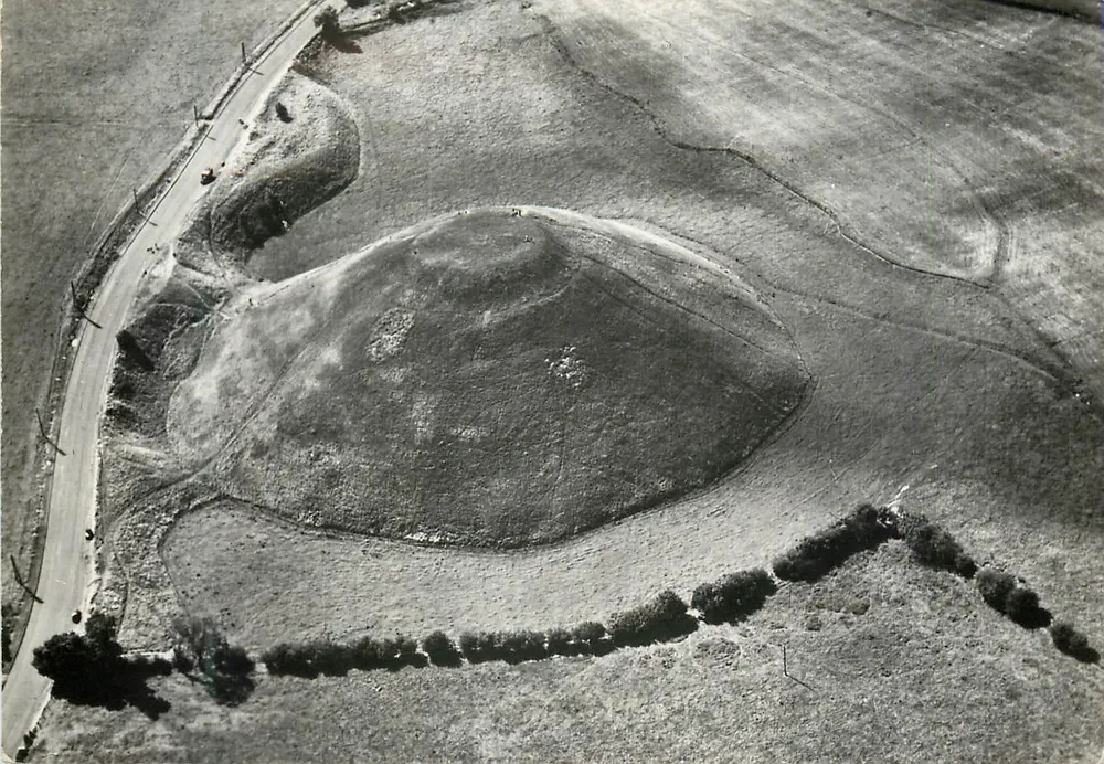Avebury, Wiltshire — Luftbild von Silbury Hill — Ministerium für Öffentliche Arbeiten und Bau - Vorderseite