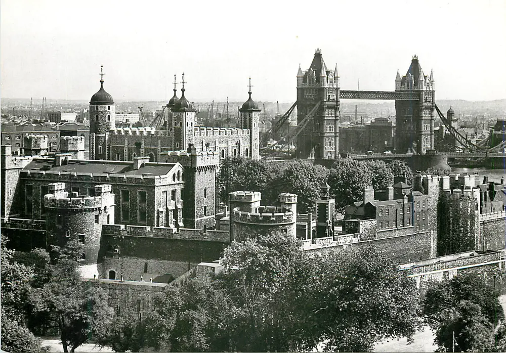 A Torre de Londres e o Ponte de Londres — vista panorâmica — Ministério dos Trabalhos Públicos do Reino Unido - Frente