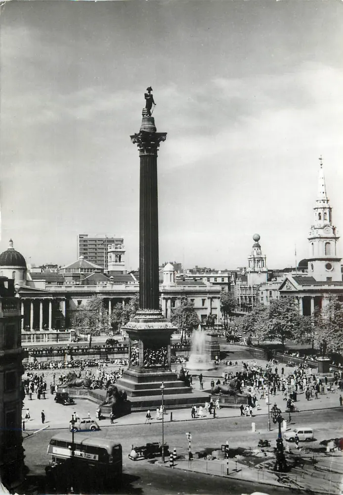 Trafalgar Square — vista da coluna Nelson — impressa por B. Matthews (Photo Printers) Ltd. - Frente