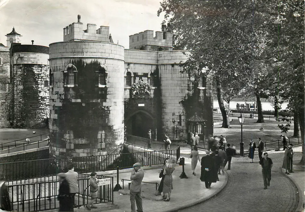 Torre de Londres. Middle Tower — vista do castelo da Torre — editor Ministry of Works A(N)16 - Frente