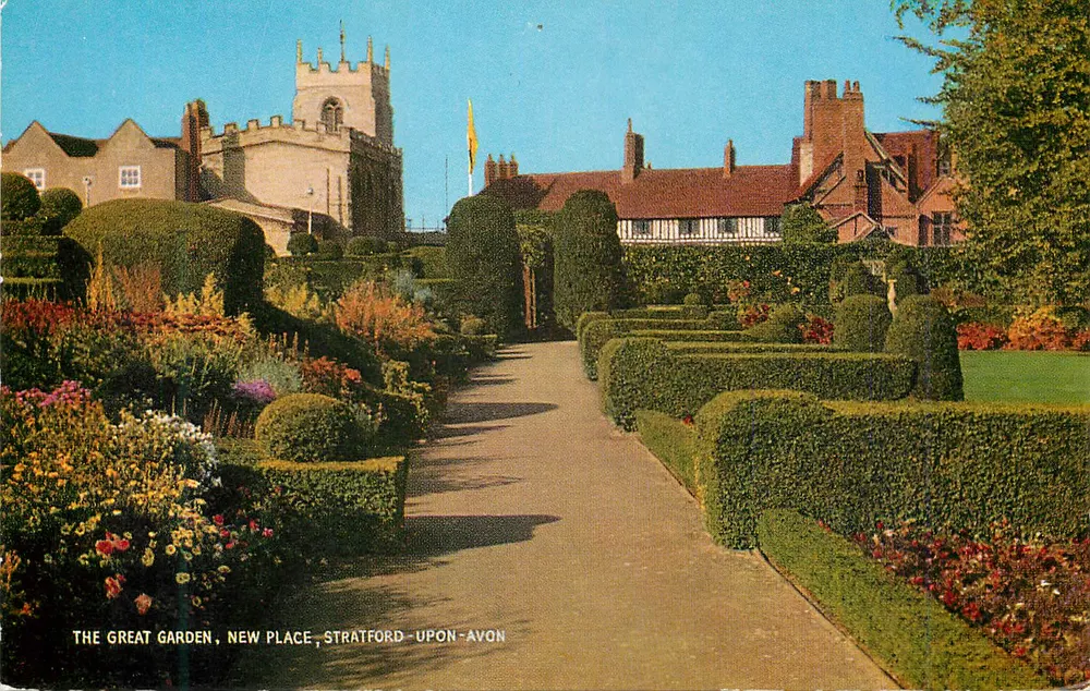 Der große Garten, New Place, Stratford-upon-Avon — Ansicht des Gartens mit Pfad und Kirche im Hintergrund - Vorderseite